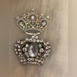 Bundle of 2 Crown‎ Pins with Brilliant Stones